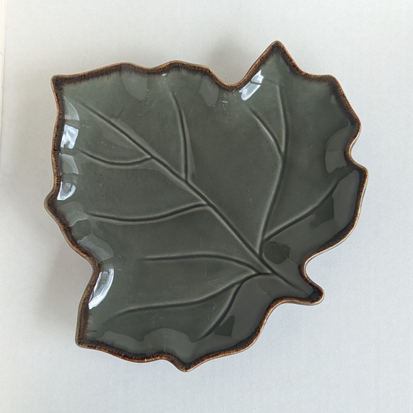 Cindy Crawford leaf plate, ceramic olive green autumn leaf dish - Picture 3 of 8